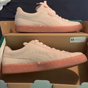 Light pink pumas